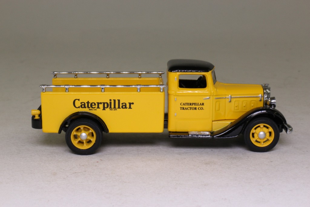 Matchbox Collectibles YYM36835; 1933 Diamond T Low-Wall Truck; Caterpillar